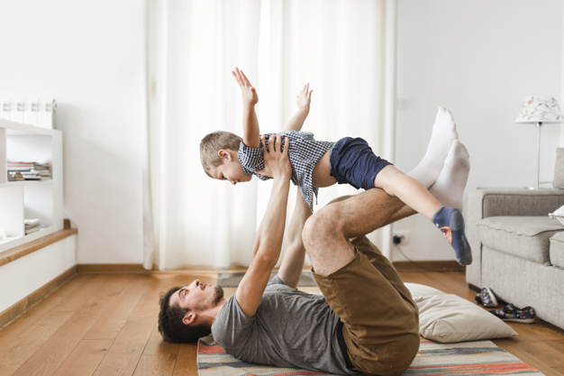 papa enfant sur parquet